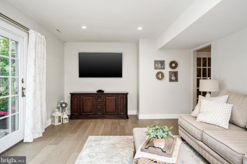 50 Crestwood Dr, Trenton NJ 08690-1938 exterior