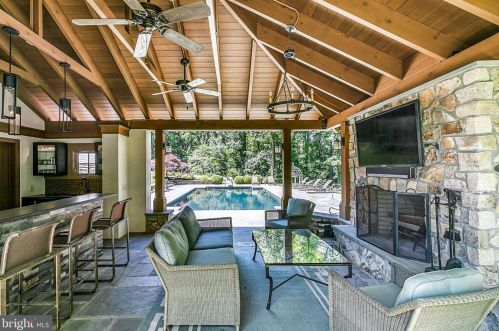 24 Lakewood Dr, Media PA 19063-1807 exterior