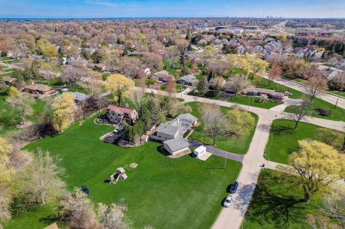 9200 Ironwood Ln, Milwaukee WI  53217-1211 exterior