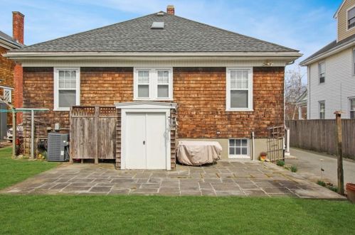 135 Gibbs Ave, Middletown RI 02840-2258 exterior