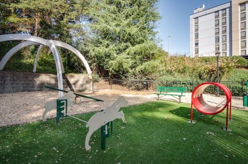 795 Hammond Dr, Atlanta GA 30328-5517 exterior