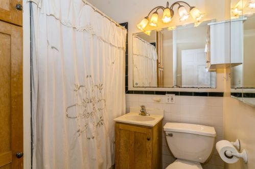 2106 Berwyn Ave, Chicago IL 60640-2008 exterior