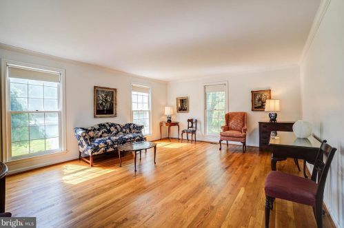 9400 Fox Hollow Dr, Rockville MD 20854-2083 exterior