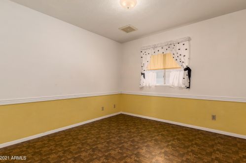 2902 Desert Cv Ave, Phoenix AZ 85028-3430 exterior