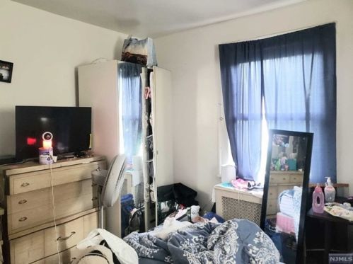 1290 Beaumont Ave, Teaneck NJ 07666-4901 exterior