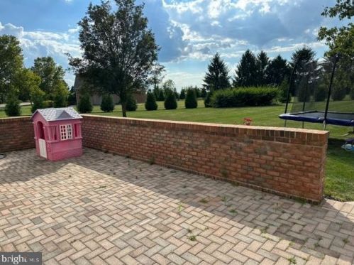 381 Thornhill Dr, Hanover PA  17331-7976 exterior