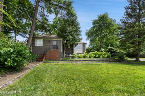 33 Mdw Wood Dr, Greenwich CT 06830-7023 exterior