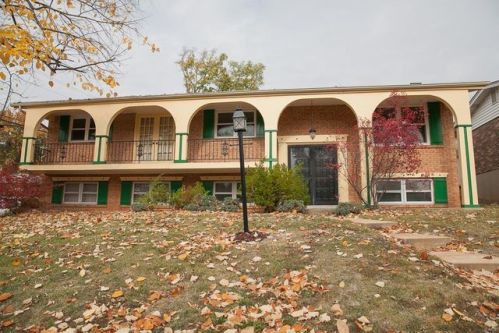 10587 Larkspur Dr, Saint Louis, MO 63123-5009