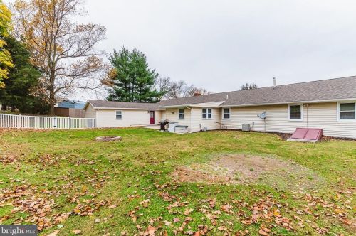 33 Vly Vw Dr, Hanover PA 17331-8307 exterior