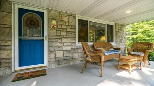 132 Circle Dr, Pittsburgh, PA 15237-2334