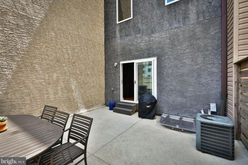 213 Green St, Philadelphia PA exterior