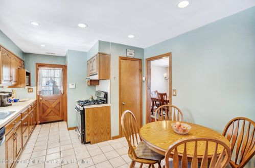 130 Floyd St, Edison NJ 08820-2101 exterior