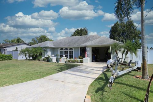 727 Calmoso Dr, Fort Pierce FL 34983-2208 exterior