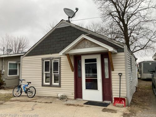 134 Eckfield St, Algonac, MI 48001-1686