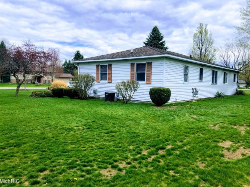 18085 Shamrock Blvd, Big Rapids, MI 49307-9724