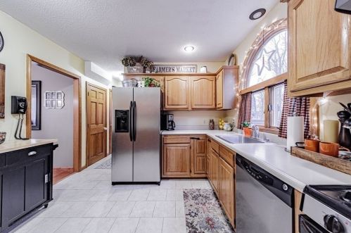 201 Winterset Dr, Springfield MA 01129-1850 exterior