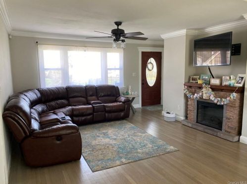 106 Hale Rd, Babylon NY 11703-4508 exterior