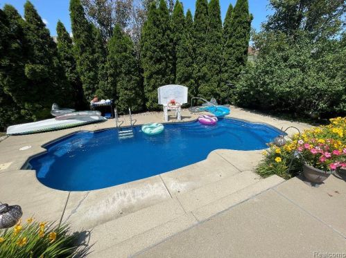 48435 Marion Dr, Macomb Township, MI 48044-5932