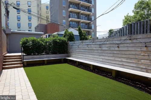 221 E St, Washington DC  20002-7700 exterior