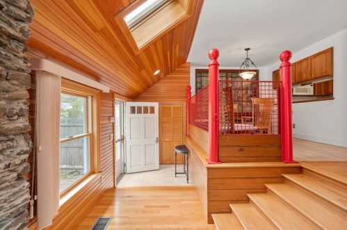 8 Beacon Hill Rd, Middletown, RI 02840-4206