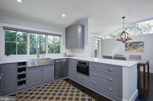 6825 Old Chesterbrook Rd, Mc Lean VA 22101-4408 exterior