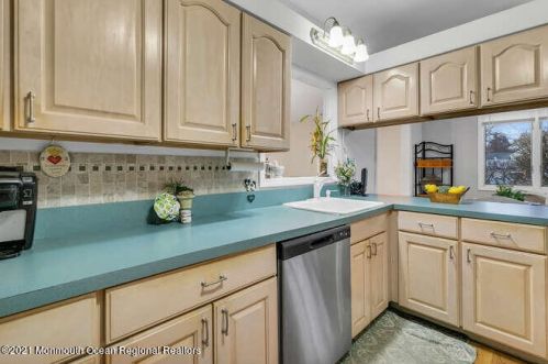 15 Mason Dr, Hazlet NJ 07730-2027 exterior