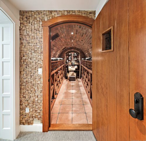 19 Pequot Trl, Westport CT 06880-2929 exterior