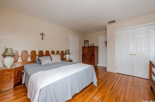 13 Dawson Dr, Valley Stream NY 11581-2939 exterior