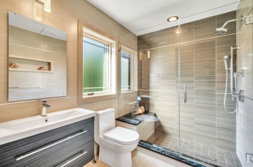 795 Kearny Dr, Valley Stream NY 11581-3624 exterior