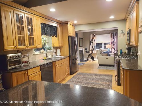 21 Baytree Cir, Middletown NJ 07748-5105 exterior