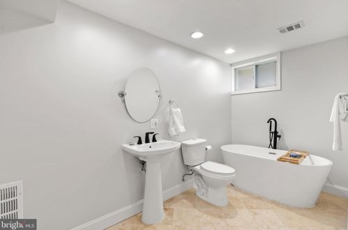 8213 Cooper St, Alexandria VA 22309-1052 exterior