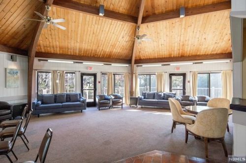 9 Lawrence Ct, Teaneck NJ 07666-6489 exterior