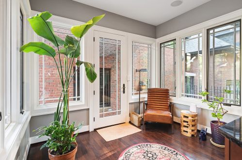 819 Castlewood Ter, Chicago IL  60640-4216 exterior