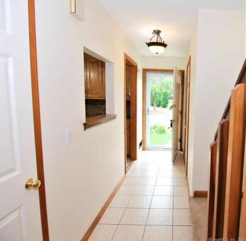 104 Candlewood Dr, Enfield CT 06082-2740 exterior