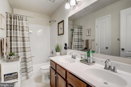 963 Indigo Bunting Ln, Glen Burnie MD 21060-8325 exterior