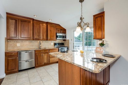 6 Gaymor Ln, Commack NY 11725-1305 exterior