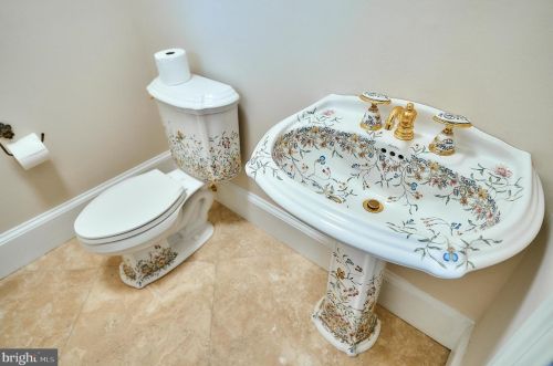 2221 Jefferson Ln, Huntingdon Valley PA 19006-6038 exterior