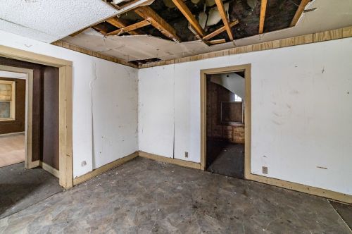 9002 Mackinaw Ave, Chicago IL 60617-4437 exterior