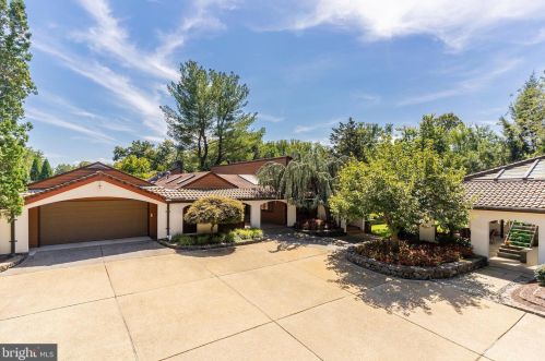 10520 Oaklyn Dr, Rockville, MD 20854-3936