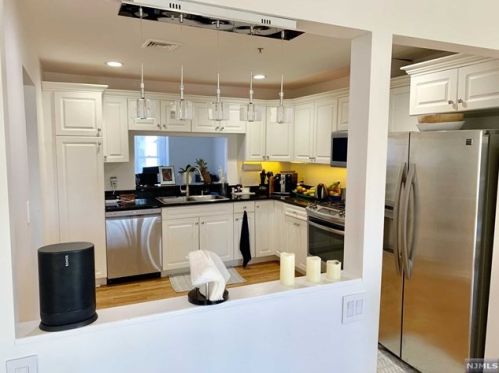 48 Legend Hills Dr, Edgewater NJ  07020-2125 exterior