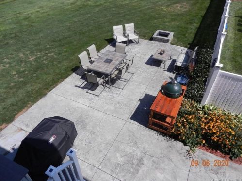 16 Misty Mdw Rd, Enfield CT 06082-3943 exterior