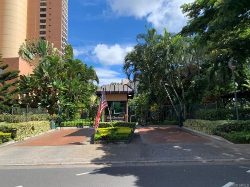 5333 Likini St, Honolulu HI  96818-1762 exterior