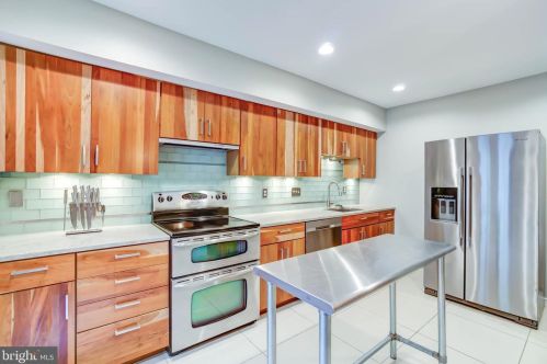 527 Wilkes St, Alexandria VA  22314-3723 exterior