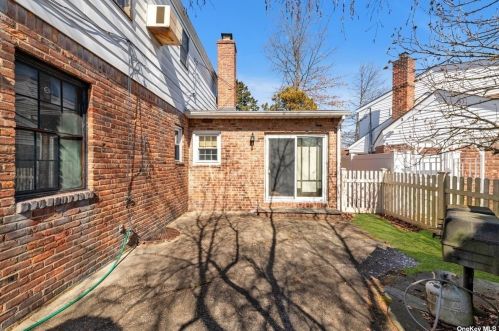 1081 Chestnut St, Valley Stream NY  11580-2157 exterior