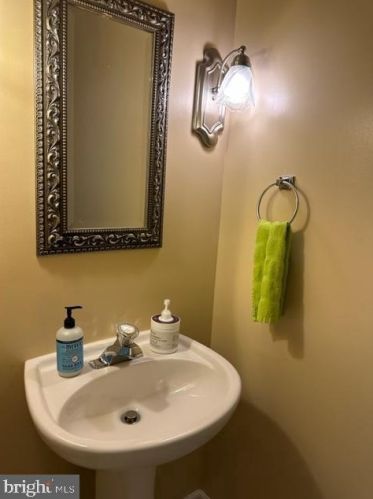 381 Thornhill Dr, Hanover PA  17331-7976 exterior