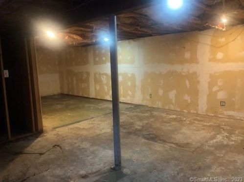 23 Lancer Dr, Enfield CT 06082-1932 exterior