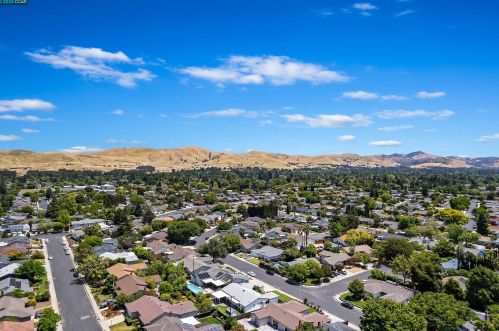 1519 Heartwood Dr, Concord CA 94521-1939 exterior