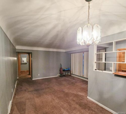 8428 Colonial St, Dearborn Heights MI  48127-1305 exterior