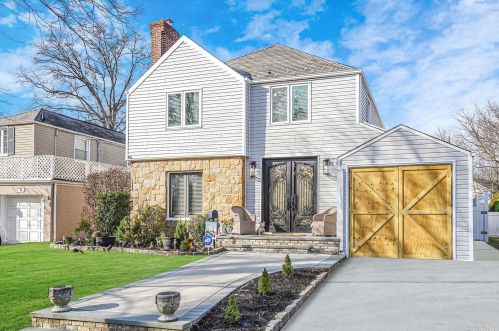 6 Ash Ln, Valley Stream, NY 11581-1702