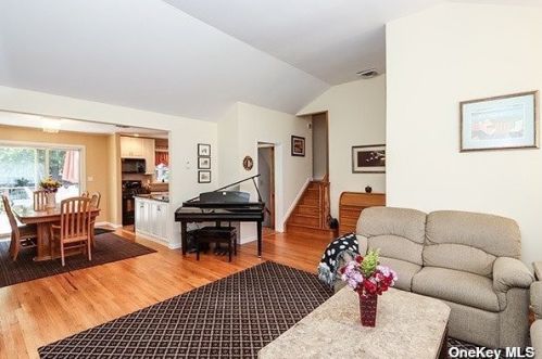 12 Evans Ct, Huntington Station NY exterior